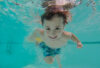 enfant nage piscine