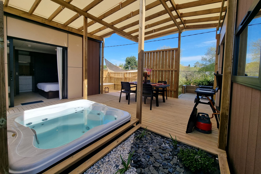 Camping, location jacuzzi pour 6-10 personnes en fibre de verre