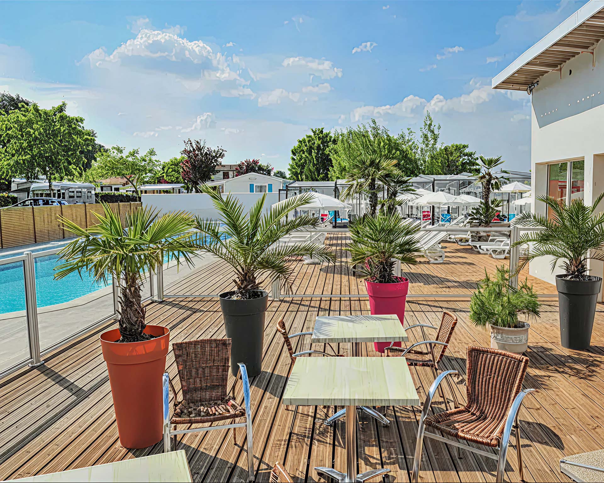 een restaurantgedeelte bij het zwembad camping des 2 plages royan